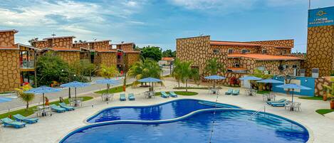 2 outdoor pools
