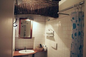 Combined shower/tub, hair dryer, towels, soap - Portico d'Ottavia, heart of ancient Rome (Roma)