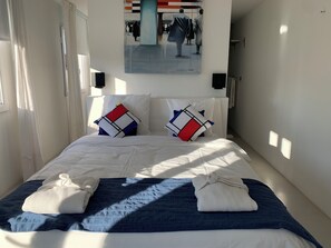 5 chambres, bureau, fer et planche à repasser, lit parapluie