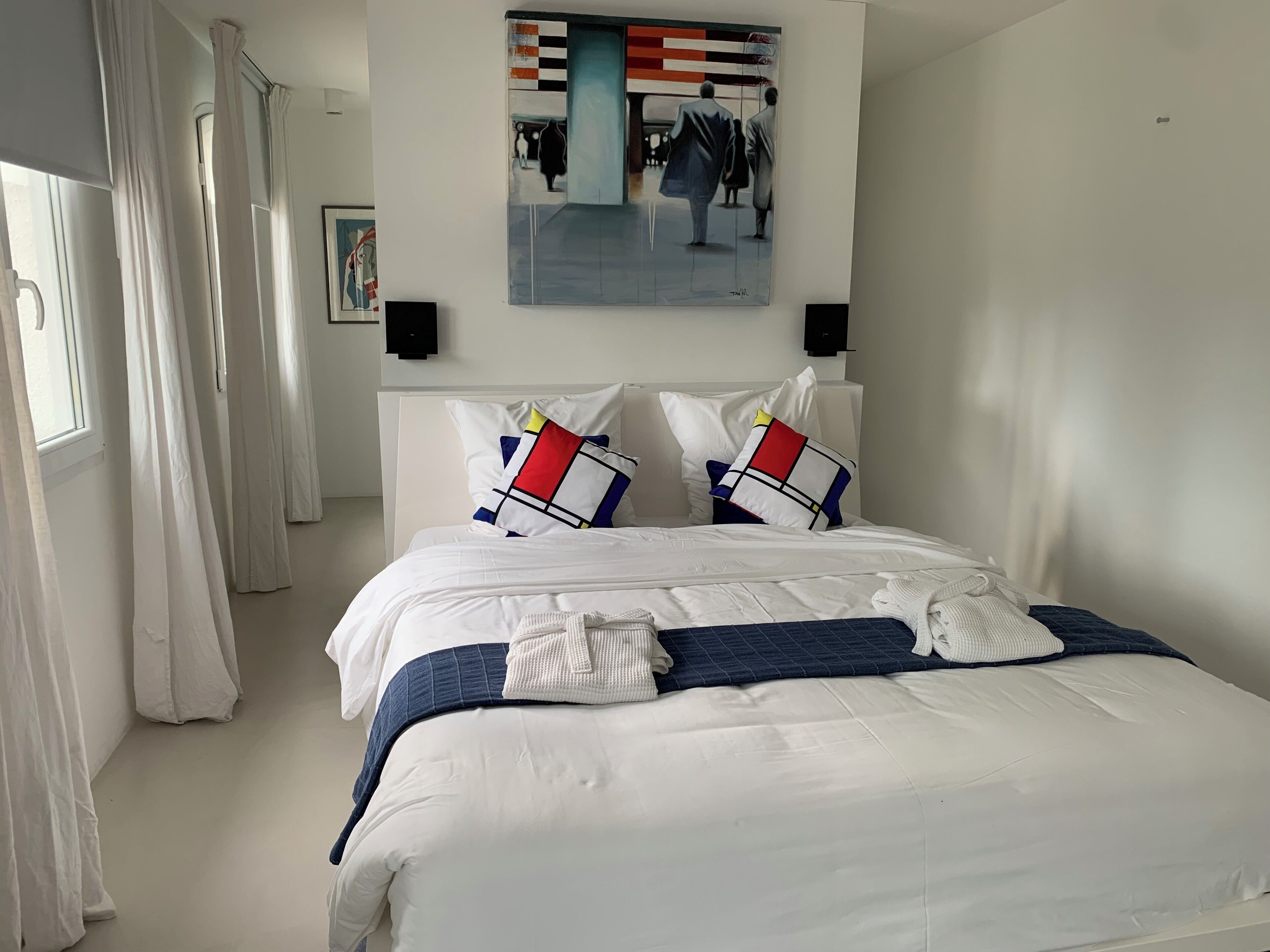 5 slaapkamers, een bureau, een strijkplank/strijkijzer, reisbedje