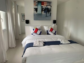 5 bedrooms, desk, iron/ironing board, travel crib