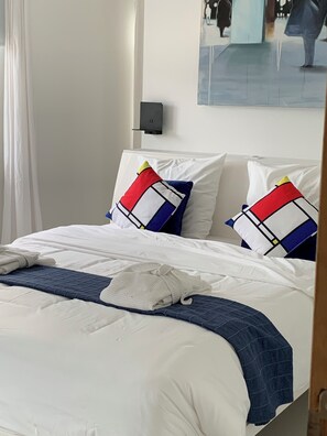 5 bedrooms, desk, iron/ironing board, travel crib