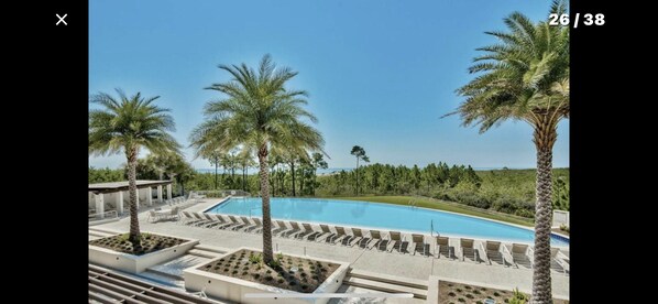 Alberca al aire libre y alberca climatizada