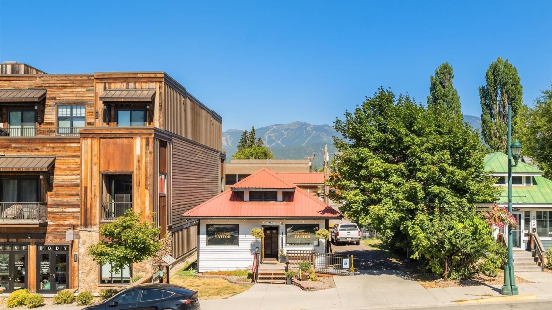 Un bâtiment doté d’une façade en bois et d’une structure surmontée d’un toit rouge, située à l’avant.