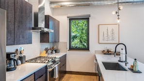 Réfrigérateur, four à micro-ondes, un four, surface de cuisson