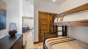 3 bedrooms, desk, iron/ironing board, free WiFi