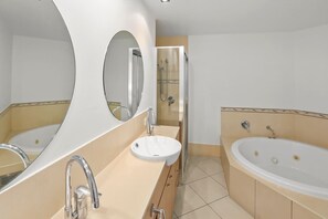 Badewanne, Haartrockner, Handtücher