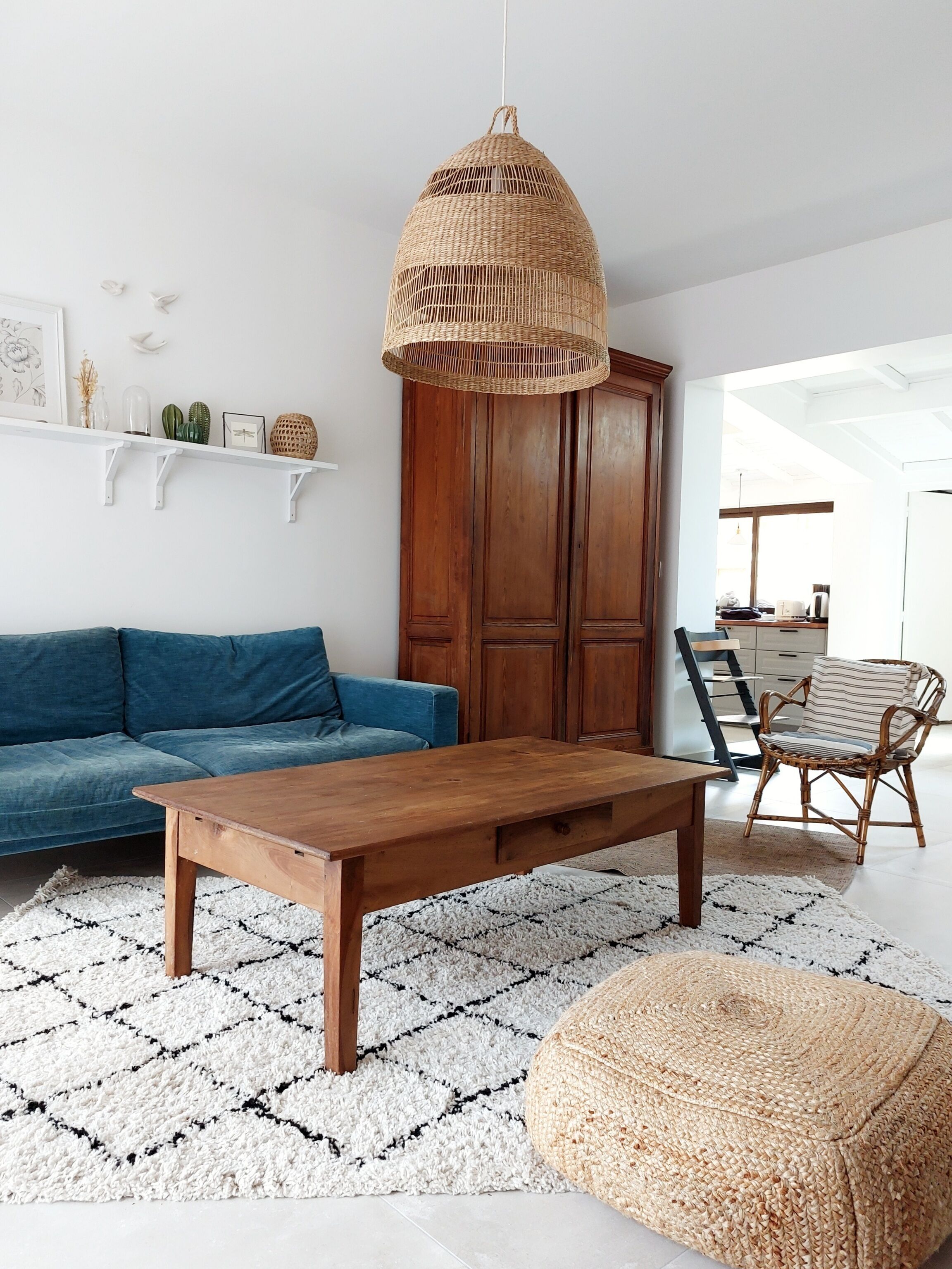 智能電視、壁爐、書籍