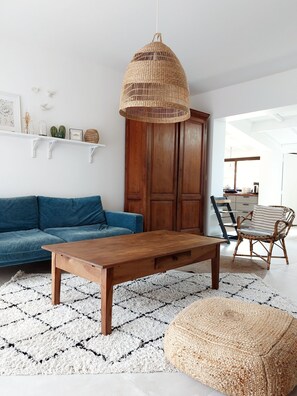 智能电视、壁炉、书