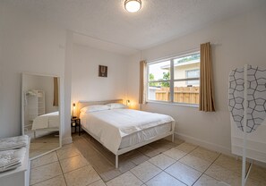 1 Schlafzimmer, Schreibtisch, Bügeleisen/Bügelbrett, Reisekinderbett