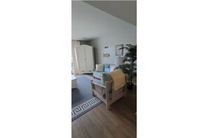 2 habitaciones, tabla de planchar con plancha y cuna de viaje 