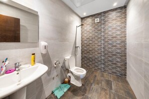 Doccia, asciugamani, carta igienica