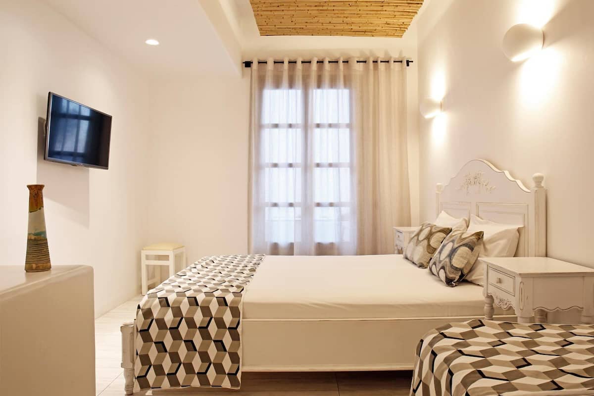 Habitación triple | Caja de seguridad en la habitación, escritorio y insonorización 
