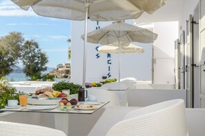 Quadruple Room | Terrace/patio - Thomais Studios (Naxos)