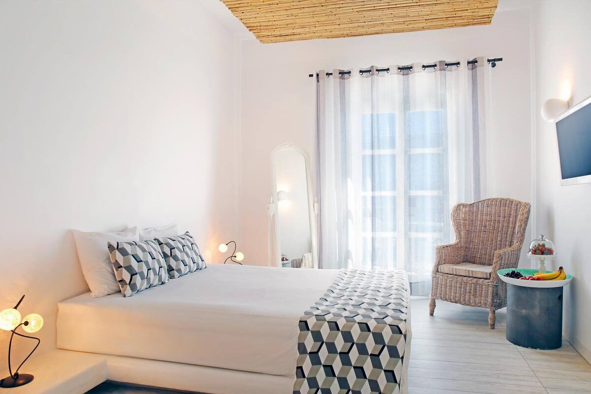 Suite | Caja de seguridad en la habitación, escritorio y insonorización 