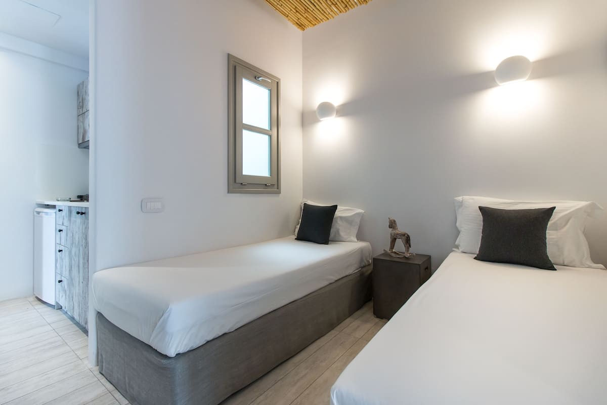 Habitación cuádruple | Caja de seguridad en la habitación, escritorio y insonorización 