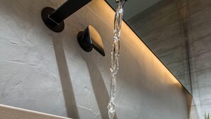 Regadera, regadera tipo lluvia, amenidades de baño de diseñador