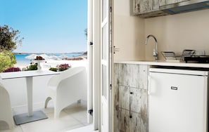 Double Room | 1 bedroom, in-room safe, individually decorated, individually furnished