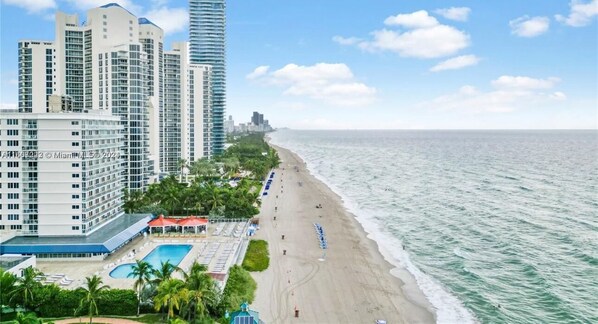 On the beach - ESPECTACULAR OCEAN VIEW STUDIO (Sunny Isles Beach)