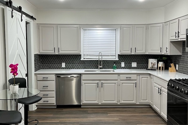 Kjøleskap, mikrobølgeovn, ovn og kokeplater