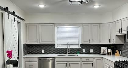 Stay Awhile at Casa Blanca - Minutes from Tech and GSU