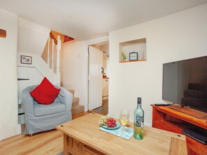 Een televisie en een open haard