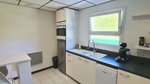 Réfrigérateur, four, plaque de cuisson, lave-vaisselle