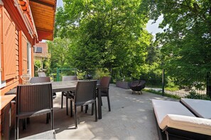 Outdoor dining - Idyllic vacation home 200 m from Schwarzer See lake with large terrace - pure nature (Schwarz)