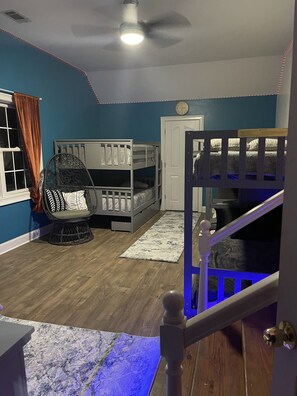 5 habitaciones, escritorio, wifi gratis y ropa de cama