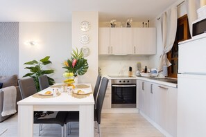 Kjøleskap, mikrobølgeovn, ovn og kokeplater