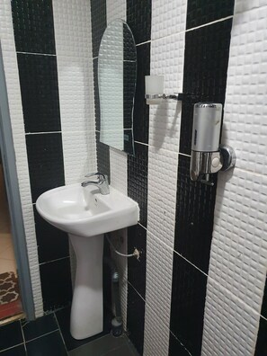 Dusche, Bidet, Handtücher, Seife