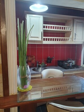 Fridge, microwave, oven, electric kettle - N'residence (Douala)