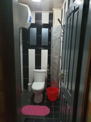 Shower, bidet, towels, soap - N'residence (Douala)