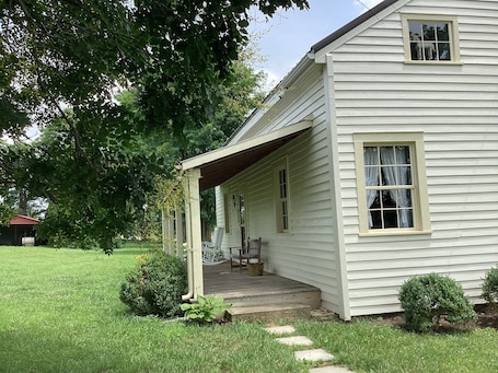 Exterior. Greenwood Farm log cabin close to the Bourbon Trail and Keeneland