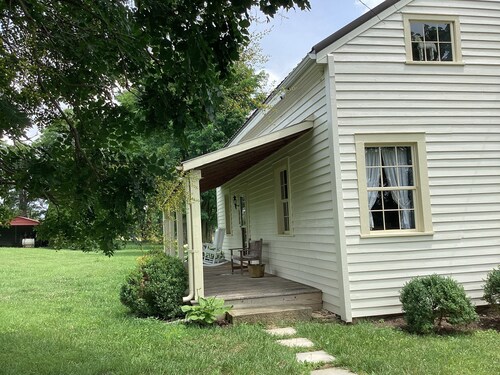 Greenwood Farm log cabin close to the Bourbon Trail and Keeneland