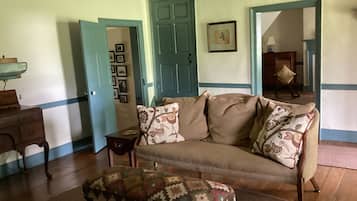 Smart TV, fireplace, DVD player, books