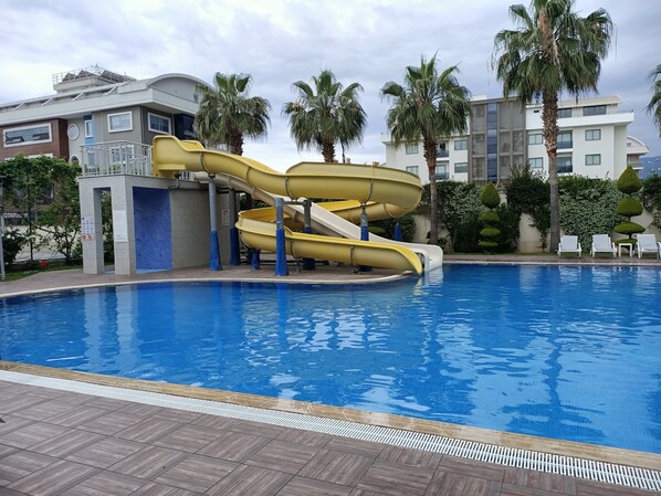 Piscine intérieure, piscine extérieure