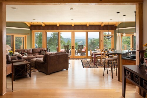 Spacious 4 BR mountain home with pool table, hot tub, and incredible views