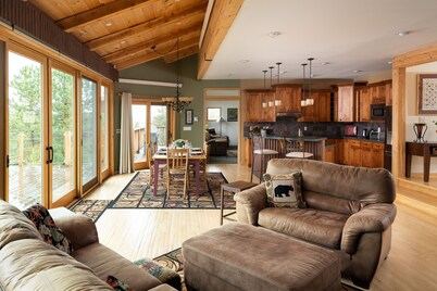 Spacious 4 BR mountain home with pool table, hot tub, and incredible views