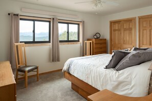 4 bedrooms, desk, iron/ironing board, travel crib