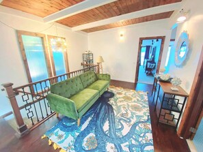 Smart TV, fireplace - Waterfront beach house 3 minute walk to town. (Hoodsport)