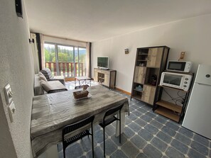 Télévision, table de tennis de table