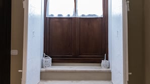 A set of stairs leading to a dark wooden door with a white curtain. There are two white baskets on the steps. - TRESCA CHARME ROOM 22  (Bari)