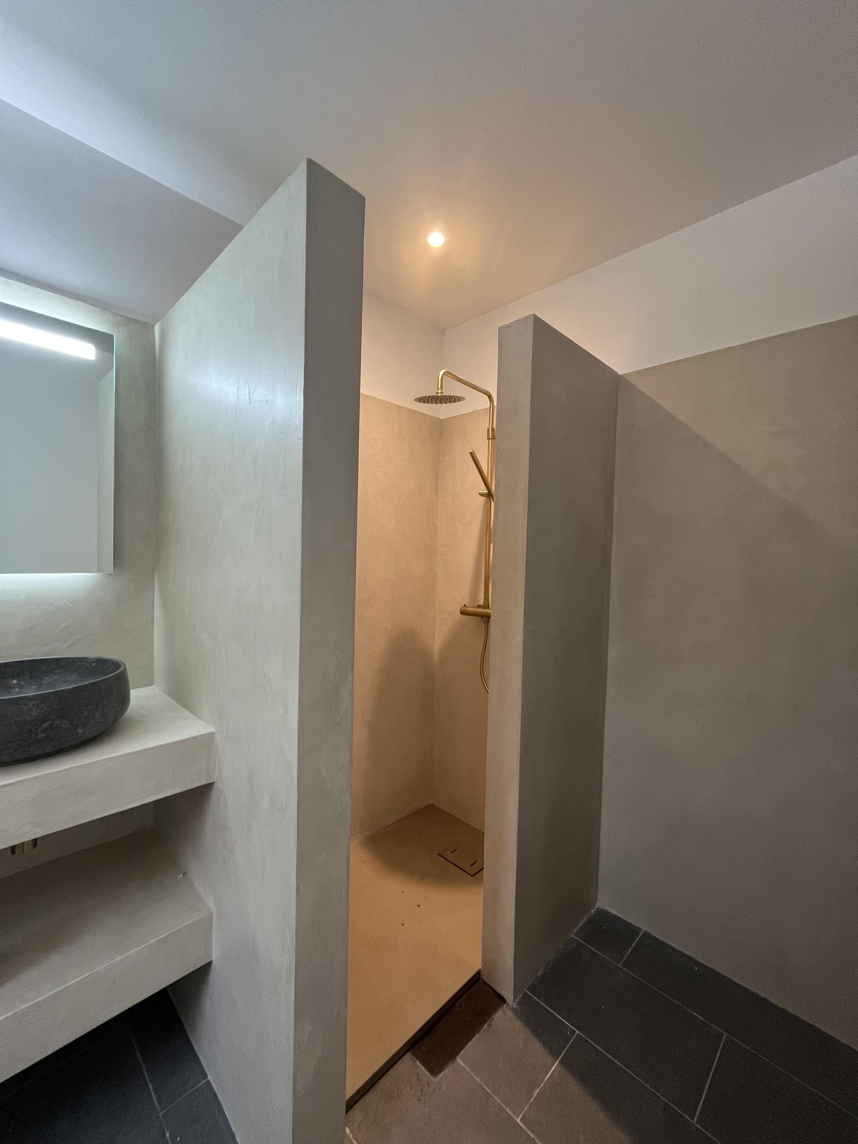 Bruser, hårtørrer, håndklæder, Toiletpapir