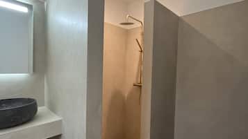 Bruser, hårtørrer, håndklæder, Toiletpapir