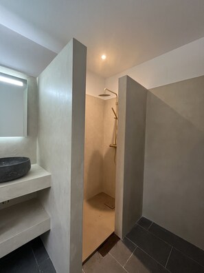 Ducha, secador de pelo, toallas y papel higiénico