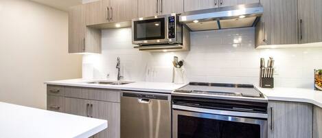 Refrigerador con freezer, microondas, horno, placa de cocina