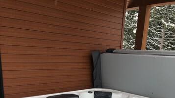 Revelstoke Retreat | Private spa tub