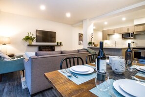 คอนโด | บริเวณนั่งเล่น | สมาร์ททีวี 40 นิ้ว พร้อมช่องดิจิตอล, ทีวี, เตาผิง