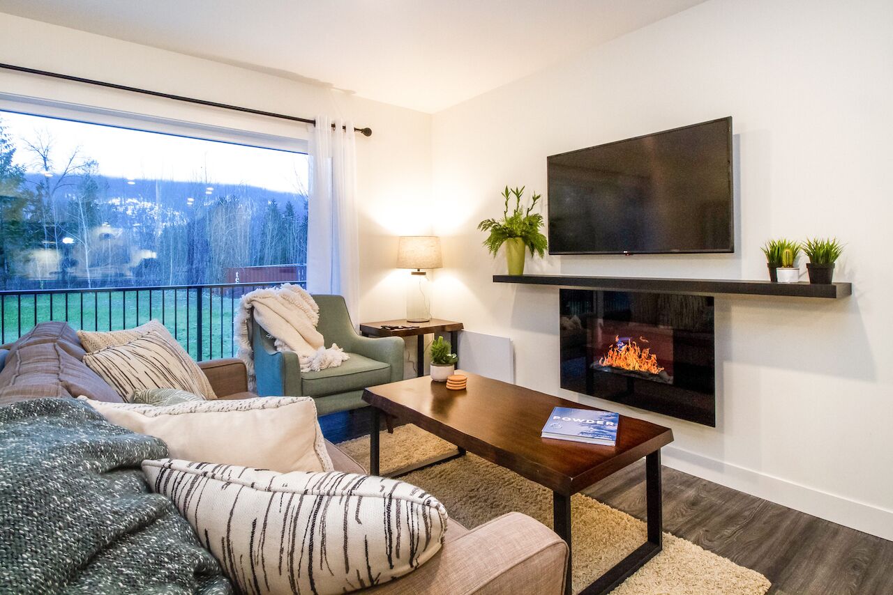 Condo | Área de sala de estar | Smart TV de 40 pulgadas con canales digitales, televisión y chimenea 